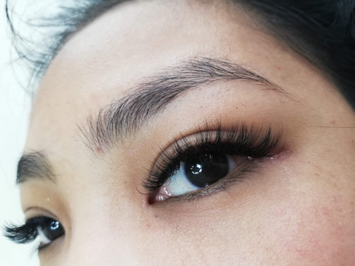 Ojo con extensiones de pestañas de efecto natural