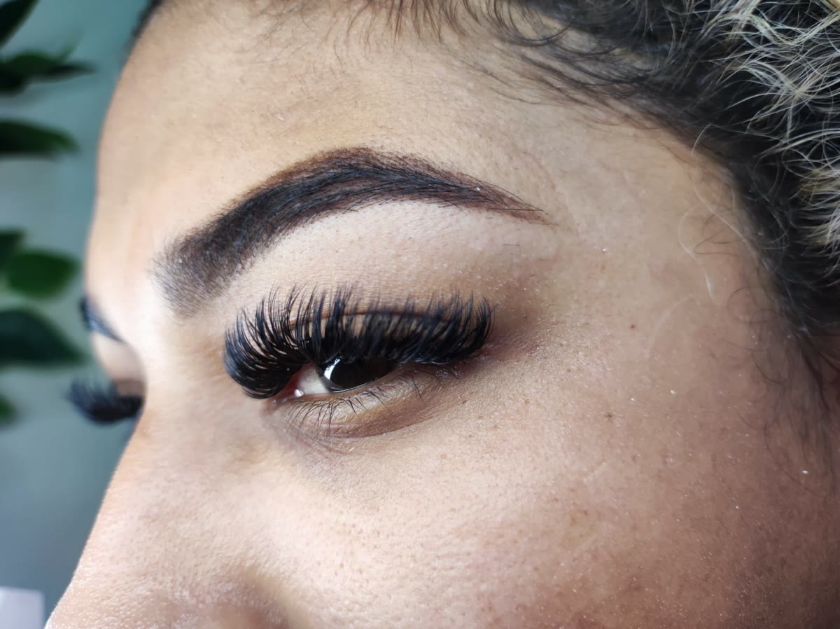 Ojo con extensiones de pestañas de volumen y densidad