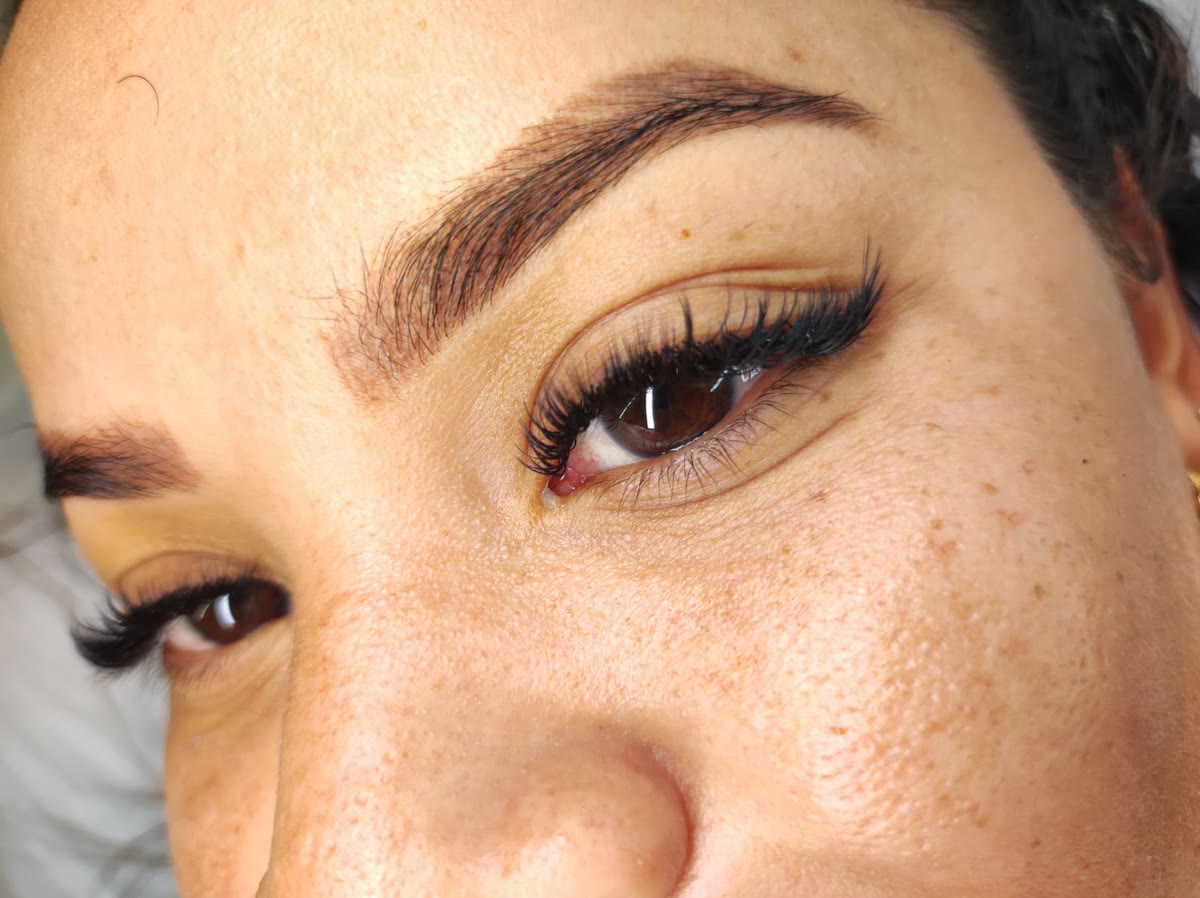 Ojo con extensiones de pestañas y delineado alado